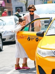 Katie Holmes z córką wsiadają do taksówki