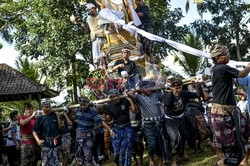 Ceremonia kremacji na wyspie Bali - AFP