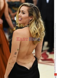 Miley Cyrus odsloniła plecy