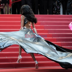 Długi tren Winnie Harlow