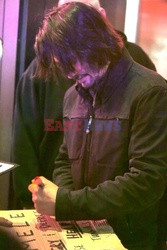 Keanu Reeves dał autograf bezdomnemu