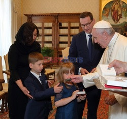 Premier Morawiecki z rodziną podczas audiencji u papieża Franciszka