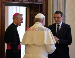 Premier Morawiecki z rodziną podczas audiencji u papieża Franciszka