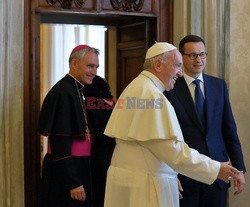 Premier Morawiecki z rodziną podczas audiencji u papieża Franciszka