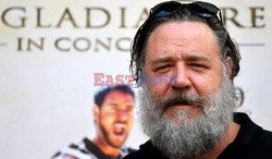 Russell Crowe promuje Il Gladiatore in concerto