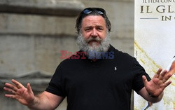 Russell Crowe promuje Il Gladiatore in concerto