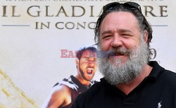 Russell Crowe promuje Il Gladiatore in concerto