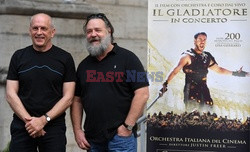 Russell Crowe promuje Il Gladiatore in concerto