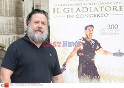 Russell Crowe promuje Il Gladiatore in concerto