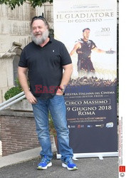 Russell Crowe promuje Il Gladiatore in concerto