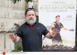 Russell Crowe promuje Il Gladiatore in concerto