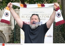 Russell Crowe promuje Il Gladiatore in concerto