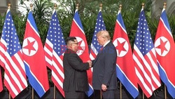 Donald Trump spotkał się z Kim Dzong Unem w Singapurze