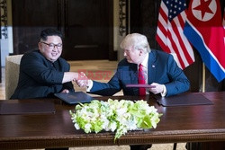 Donald Trump spotkał się z Kim Dzong Unem w Singapurze