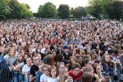 Muzyczny autobus Quebonafide w Piotrkowie Trybunalskim