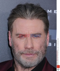 John Travolta nosi peruke ?