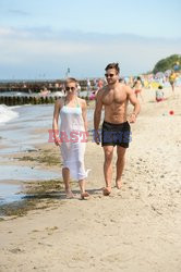 Katarzyna Warnke i Piotr Stramowski prężą się na plaży