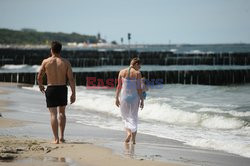 Katarzyna Warnke i Piotr Stramowski prężą się na plaży