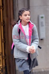 Suri Cruise w szarej bluzie