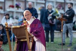 Papież Franciszek odprawia mszę za Wszystkich Świętych