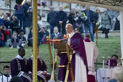 Papież Franciszek odprawia mszę za Wszystkich Świętych