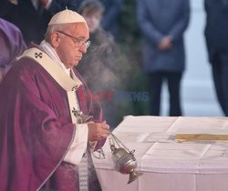 Papież Franciszek odprawia mszę za Wszystkich Świętych