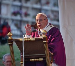 Papież Franciszek odprawia mszę za Wszystkich Świętych