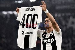 Cristano Ronaldo z koszulką za 400 gol w rozgrywkach ligowych