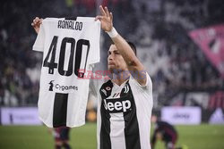 Cristano Ronaldo z koszulką za 400 gol w rozgrywkach ligowych