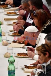 Papież Franciszek zjadł obiad z 1500 ubogimi