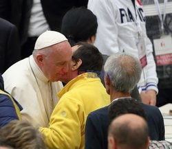 Papież Franciszek zjadł obiad z 1500 ubogimi