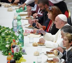 Papież Franciszek zjadł obiad z 1500 ubogimi