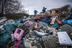 Holandia - uprzątanie plaży z towarów zgubionych przez kontenerowiec - Hollandse Hoogte