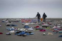 Holandia - uprzątanie plaży z towarów zgubionych przez kontenerowiec - Hollandse Hoogte