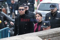 Cristiano Ronaldo i Georgina Rodriguez w drodze do sądu