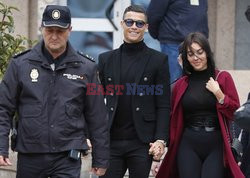 Cristiano Ronaldo i Georgina Rodriguez w drodze do sądu