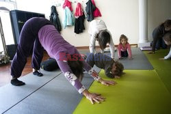 Yoga dla rodziców i dzieci, wspólna zabawa - BSIP