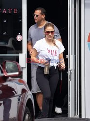 Jennifer Lopez w koszulce Smile
