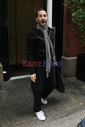 Marc Jacobs w biało-czarnym szaliku