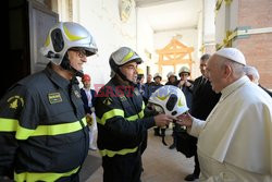 Papież Franciszek w kasku 