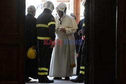 Papież Franciszek w kasku 