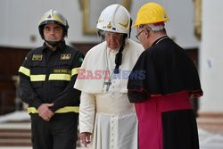 Papież Franciszek w kasku 