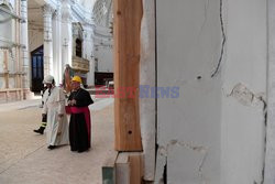 Papież Franciszek w kasku 