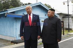 Donald Trump i Kim Dzong Un w strefie zdemilitaryzowanej