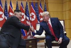 Donald Trump i Kim Dzong Un w strefie zdemilitaryzowanej