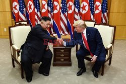 Donald Trump i Kim Dzong Un w strefie zdemilitaryzowanej