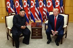 Donald Trump i Kim Dzong Un w strefie zdemilitaryzowanej