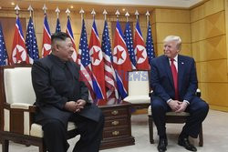 Donald Trump i Kim Dzong Un w strefie zdemilitaryzowanej