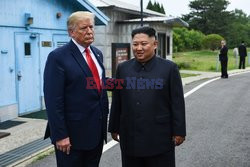 Donald Trump i Kim Dzong Un w strefie zdemilitaryzowanej