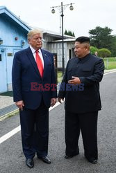 Donald Trump i Kim Dzong Un w strefie zdemilitaryzowanej